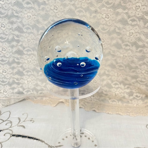 Paper weight. Handblown with controlled bubbles. - Picture 4 of 4